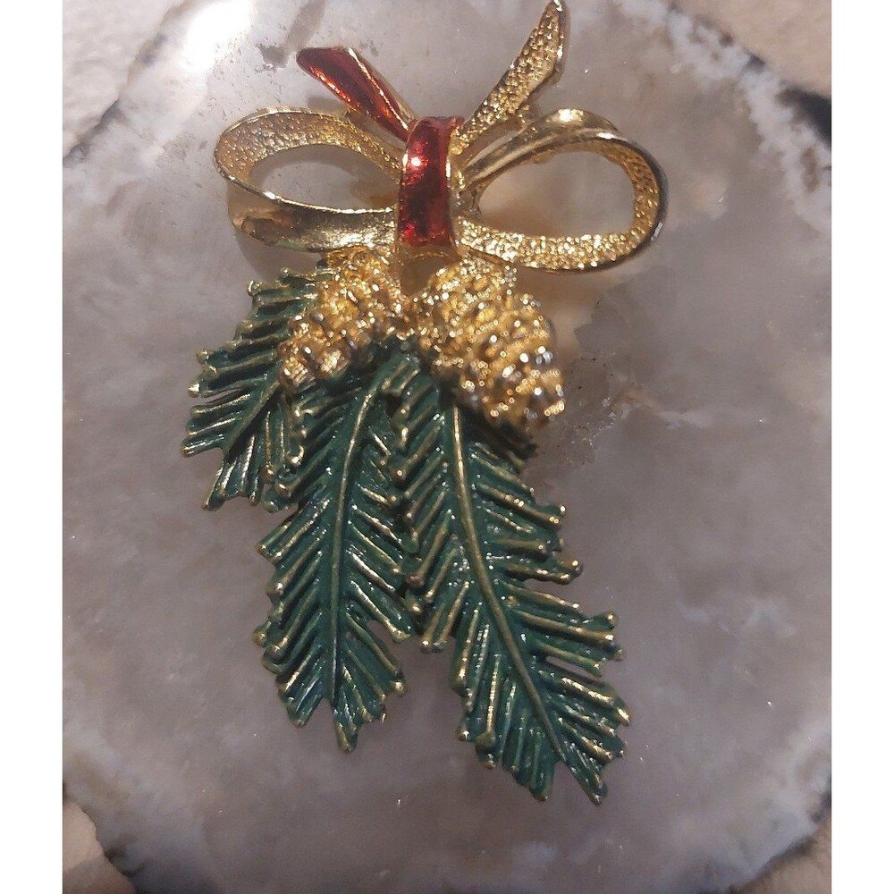 Vintage gerrys pinecone holiday brooch